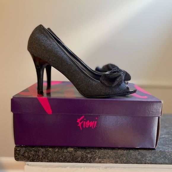 Size 10 charcoal gray peep toe heels - Picture 1 of 3